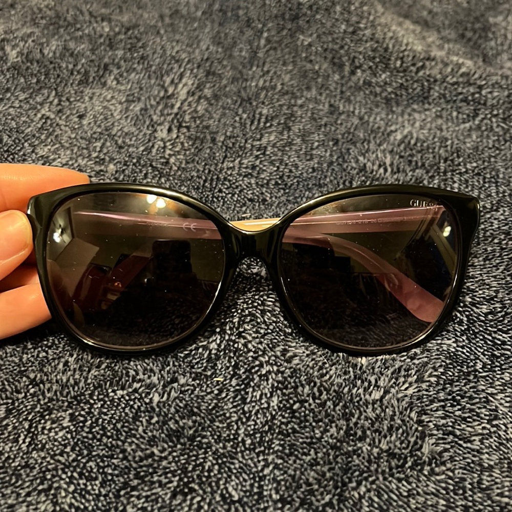 Breast Cancer Guess Sunglasses